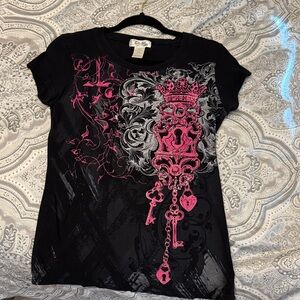 Rock & Republic Black Short Sleeve Tee with Pink Key Emblem